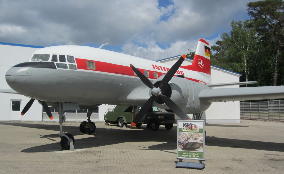 Diese 1957 in Dresden gebaute IL-14P flog als SP-LNG bei der polnischen Fluggesellschaft LOT. Heute trägt sie die Bemalung der einstigen DM-SAD der Interflug. Aufgenommen am 27.06.2023 im Freigelände des Oldtimermuseums Prora auf Rügen.