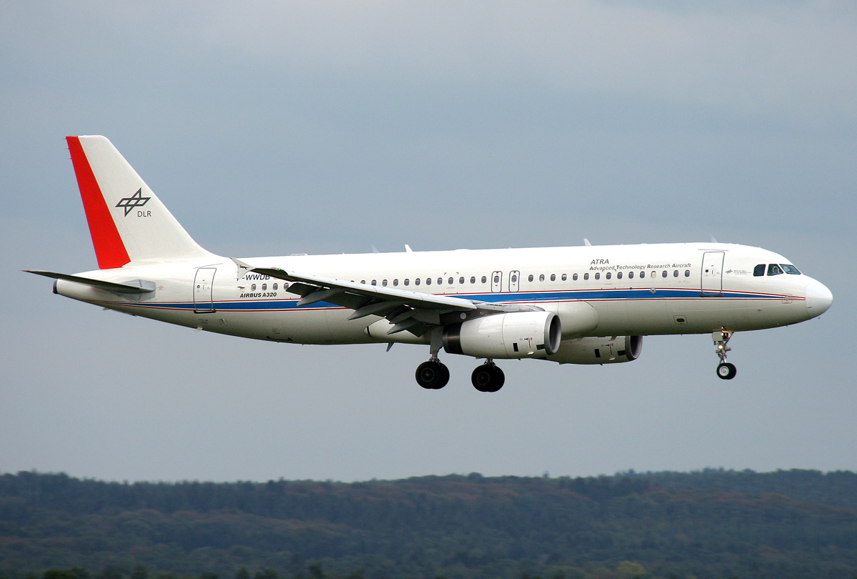 DLR A-320 F-WWDB im Anflug auf 14L in CGN / EDDK / Köln Bonn am 17.09.2011