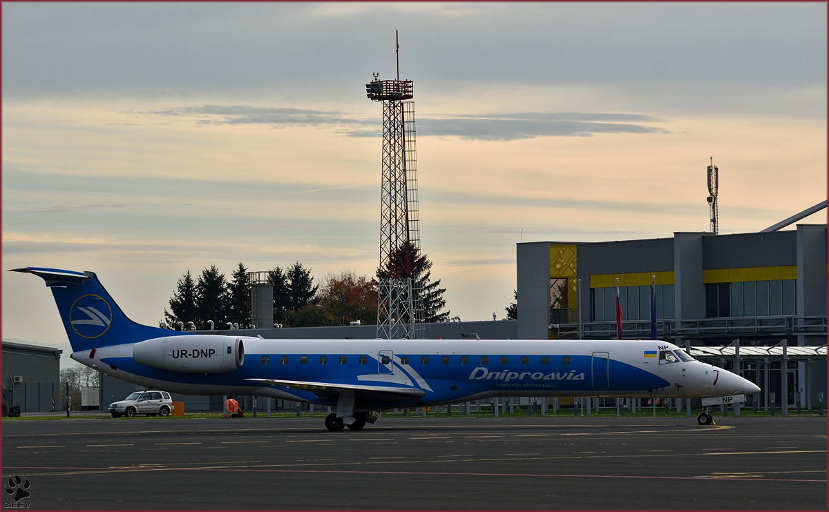 Dniproavia UR-DNP, Embraer ERJ-145EP steht auf Vorfeld der Maribor Flughafen MBX. /17.11.2015
