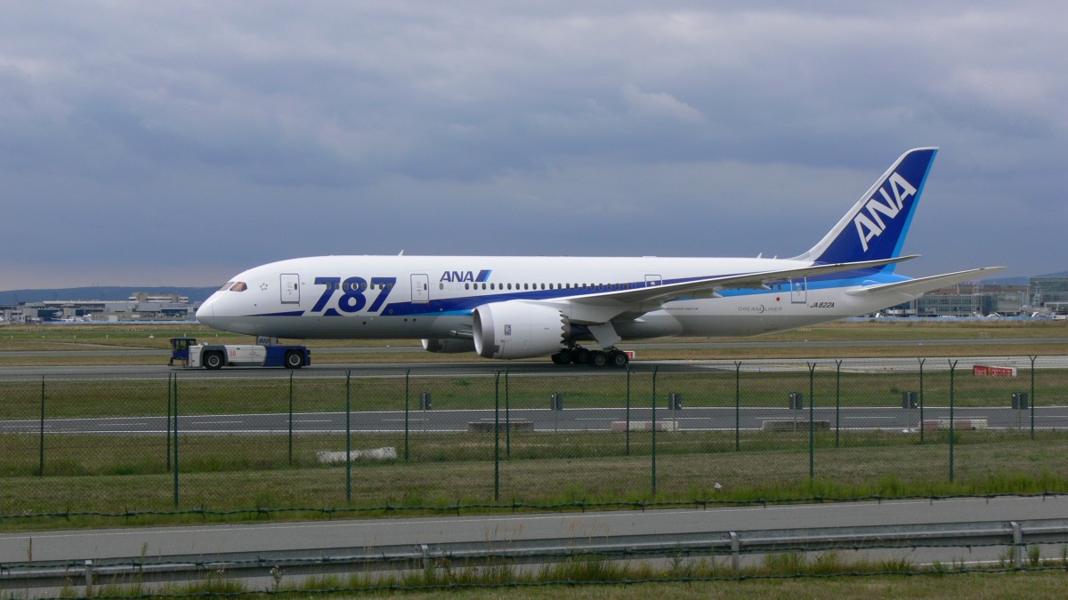 Dreamliner JA822A von ANA am 31.08.2013 in Frankfurt.