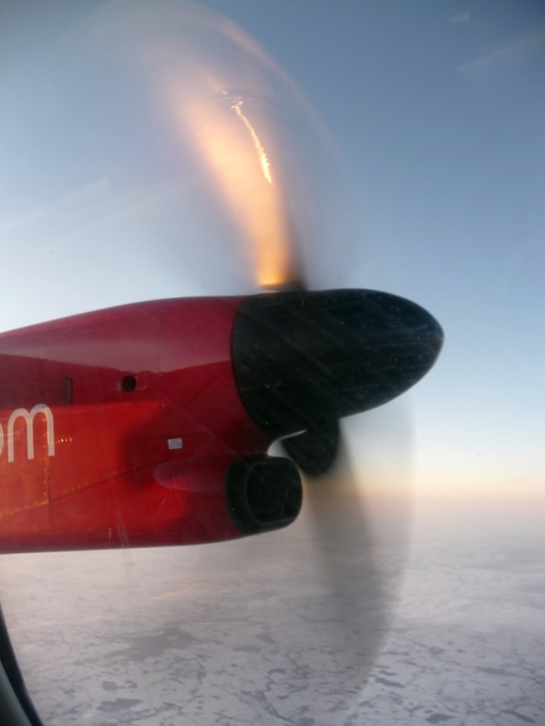 Drehender Propeller einer De Havilland Canada DHC-8 (Dash 8) der Air Berlin, 10.2.12