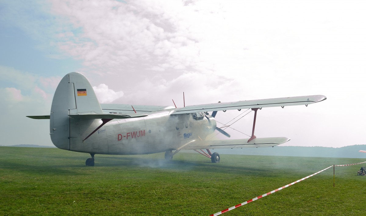 Drei Startversuche hatte der Pilot gebraucht, bis die Antonov AN-2 endlich lief.
Die Maschine war für Rundflüge zu buchen am Flughafenfest 2014 auf dem Flugplatz Schreckhof am Hamerberg in Mosbach Diedesheim.6.9.2014 Kennung D-FWJM