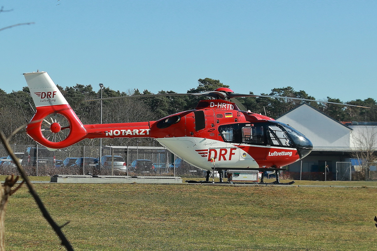 DRF Luftrettung mit einem Airbus Helikopters (Eurocopter) H-135 (D-HRTD) am 07. März 2022 wartet nahe dem Gelände / Flughafen des Helios Klinikum Bad Saarow auf den nächsten Einsatz.