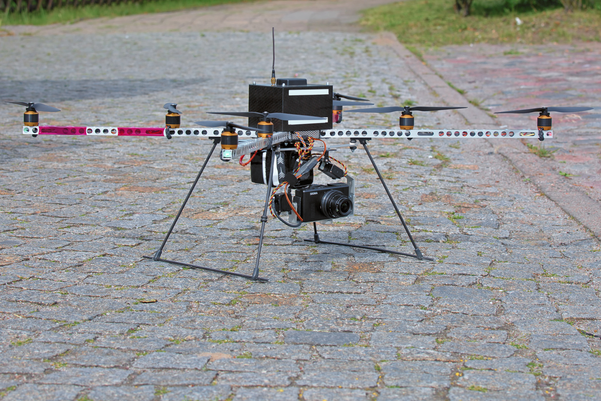 Drohne steht für Luftbildaufnahmen bereit. - 03.06.2014