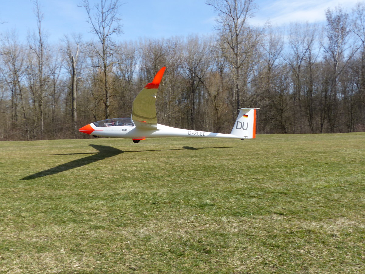 Duo Discus, D-2588 bei der Landung in Moosburg auf der Kippe (EDPI) am 29.3.2021