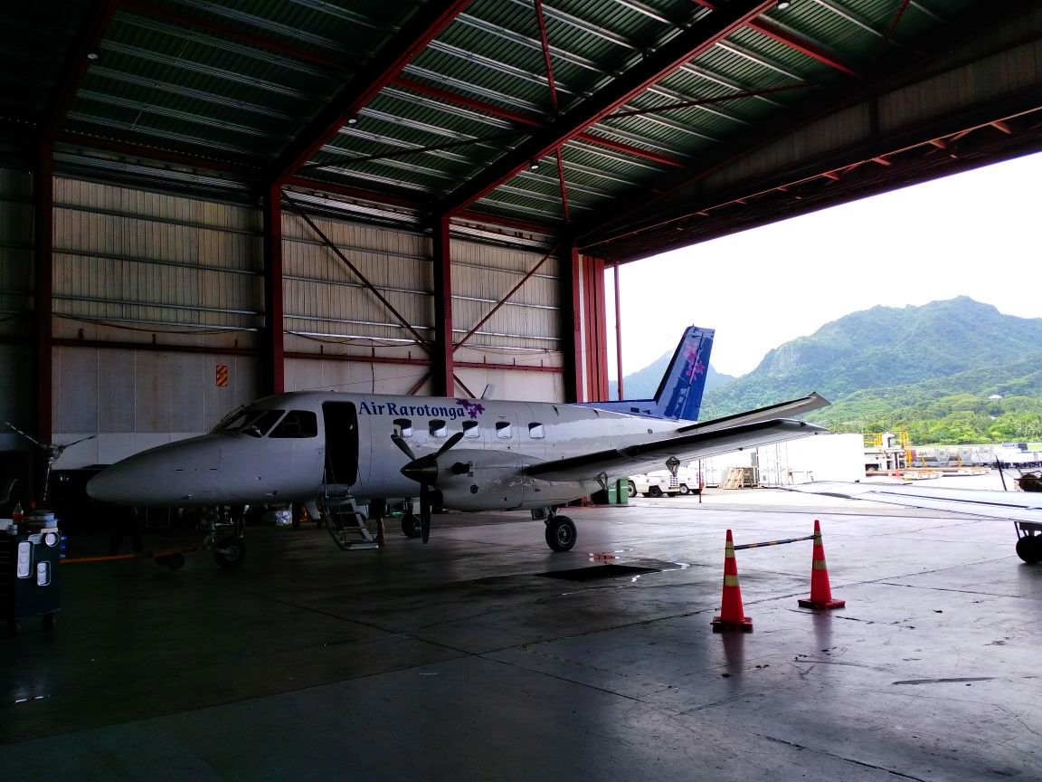 E5-TAI, Embraer EMB 110P1, Air Rarotonga im Hangar auf dem Rarotonga Airport (RAR) am 22.1.2018
