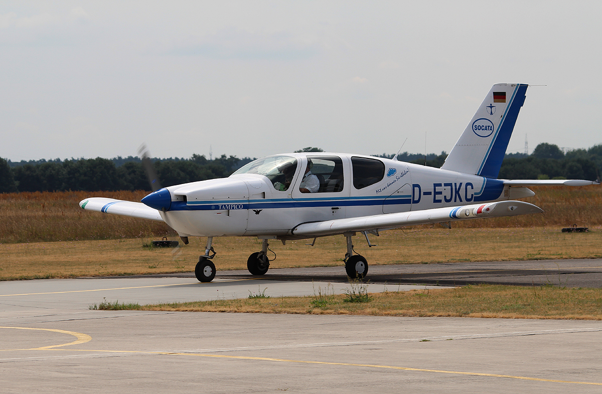 EADS Socata TB-9 Tampico D-EJKC bei der Ankunft auf dem Flugplatz Strausberg am 04.08.2013
