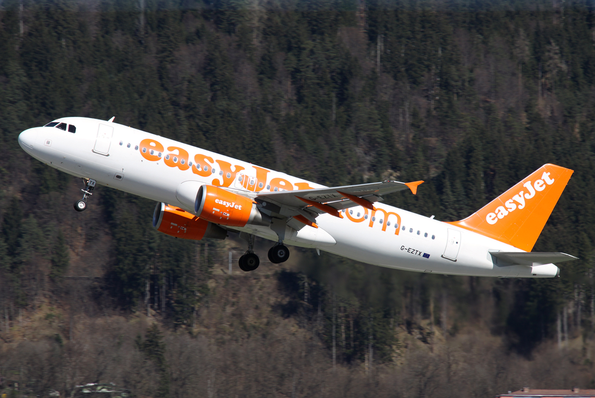 Easy Jet A-320 G-EZTX nach dem Takeoff auf 26 in INN / LOWI / Innsbruck am 29.03.2014