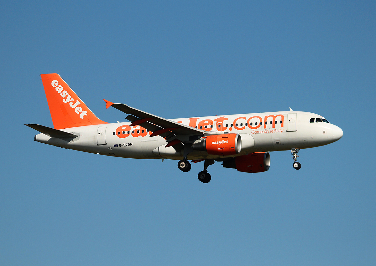 Easyjet A 319-111 G-EZBH bei der Landung in Berlin-Schnefeld am 25.08.2013