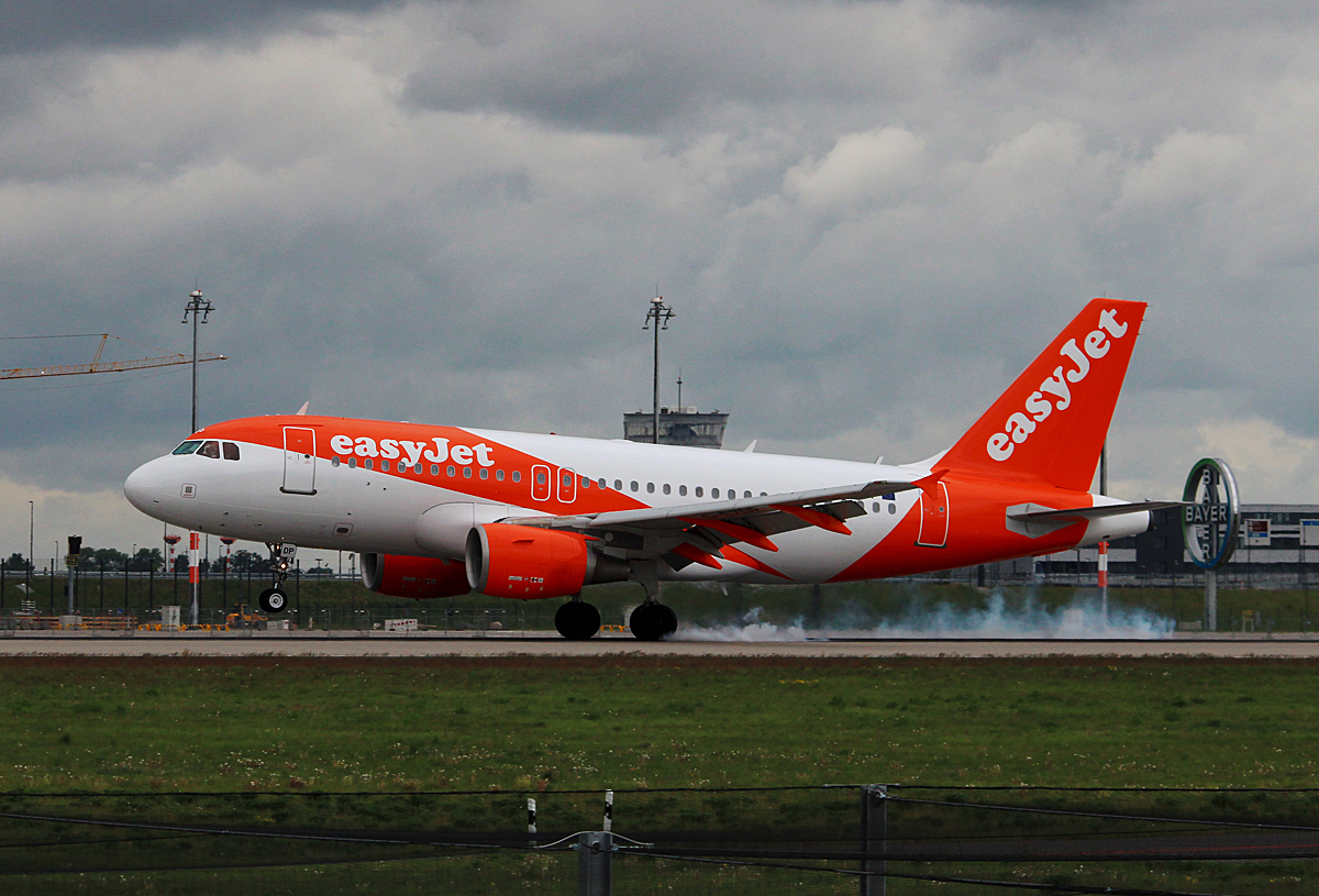 Easyjet A 319-111 G-EZDP bei der Landung in Berlin-Schnefeld (BER) am 14.05.2015