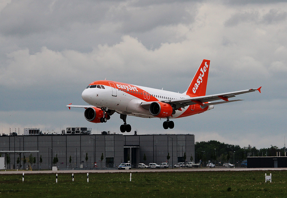 Easyjet A 319-111 G-EZEV bei der Landung in Berlin-Schnefeld (BER) am 14.05.2015