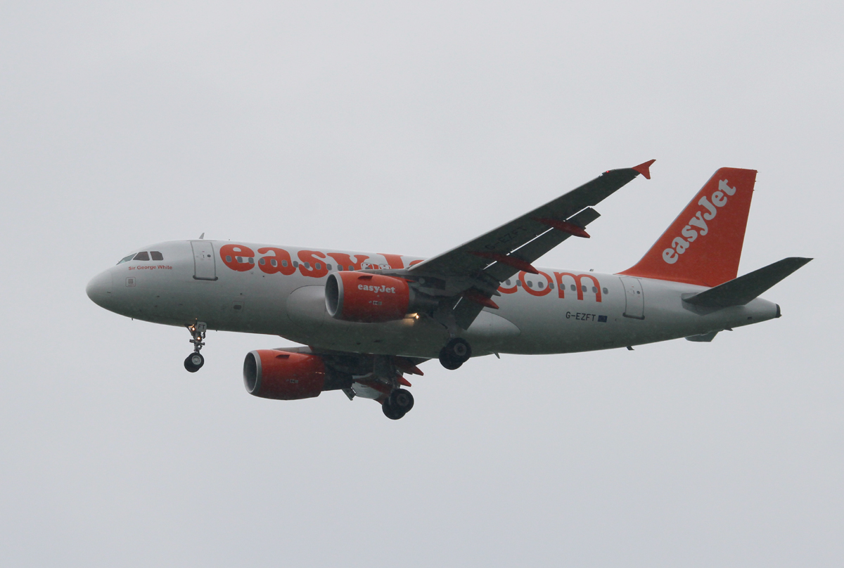 Easyjet A 319-111 G-EZFT  Sir George White  bei der Landung in Berlin-Schnefeld am 09.05.2013