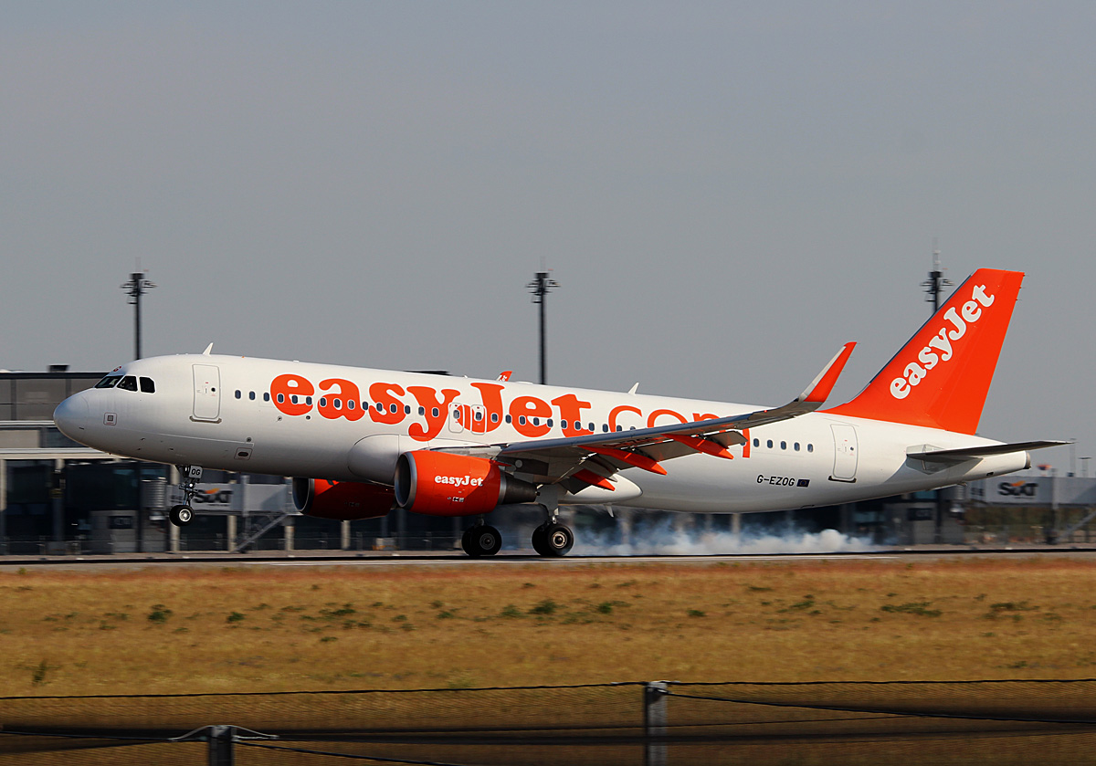 Easyjet A 320-214 G-EZOG bei der Landung in Berlin-Schnefeld(BER) am 06.06.2015