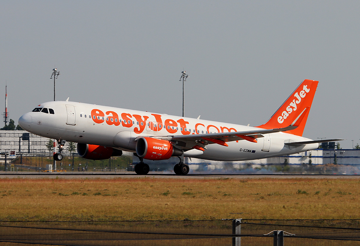 Easyjet A 320-214 G-EZWM bei der Landung in Berlin-Schnefeld(BER) am 06.06.2015