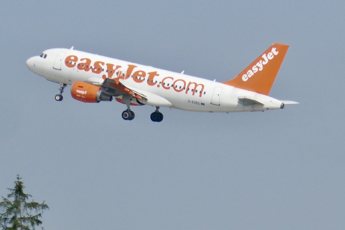 Easyjet A319-111 G-EZEG nach dem Start am 15.9.18 in Zürich.