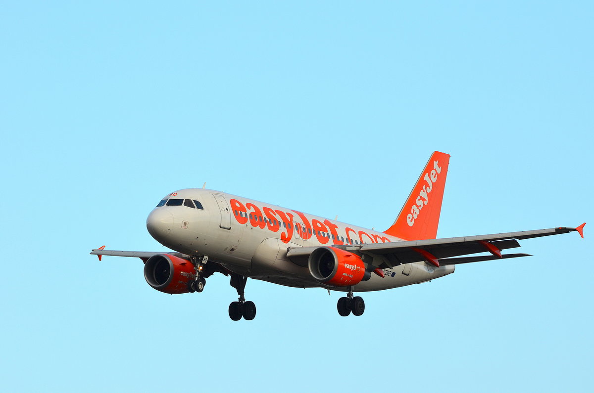 Easyjet Airbus A319 G-EZBD am 04.12.17 im Anflug auf den Airport Hamburg Helmut Schmidt.