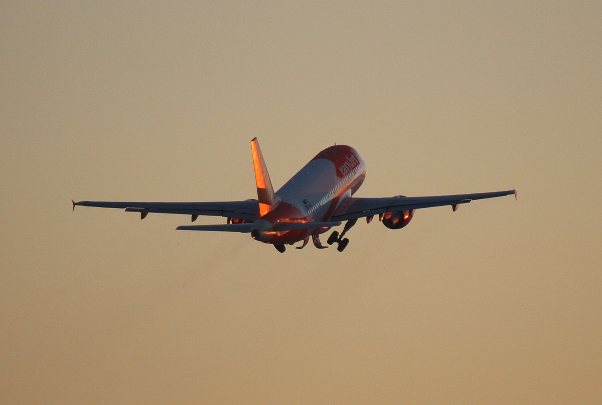 Easyjet Europe, Airbus A 319-111, OE-LQJ, BER; 08.03.2022