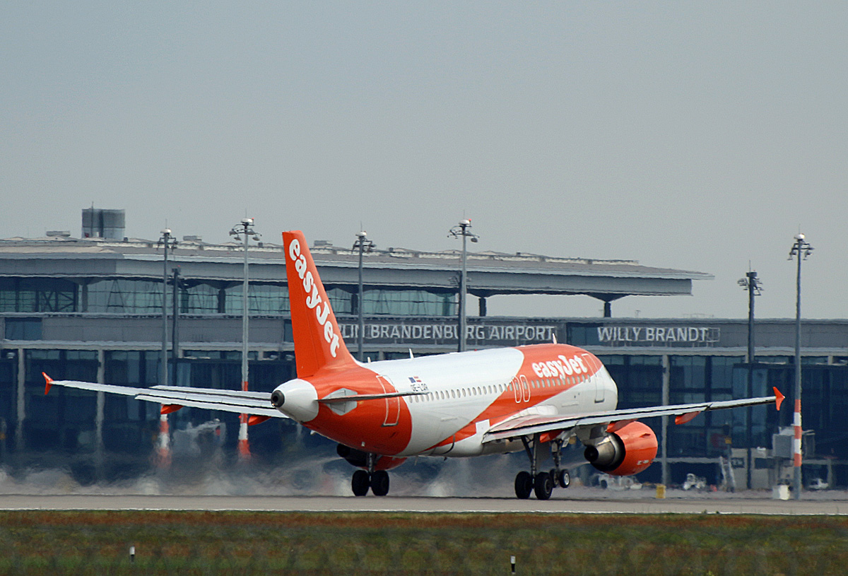 Easyjet Europe, Airbus A 319-111, OE-LQR, BER, 04.06.2022