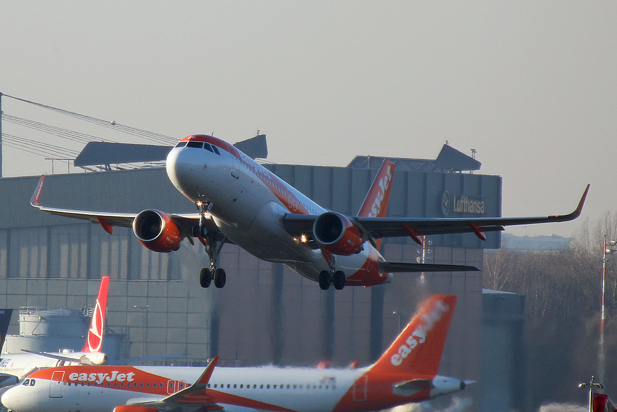 Easyjet Europe, airbus A 320-214, OE-IZO, TXL, 20.12.2019