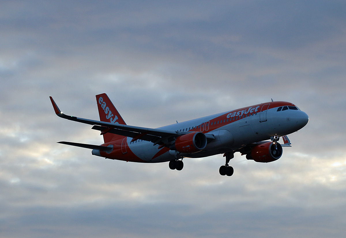 Easyjet Europe, Airbus A 320-214, OE-IJQ, TXL; 29.12.2019