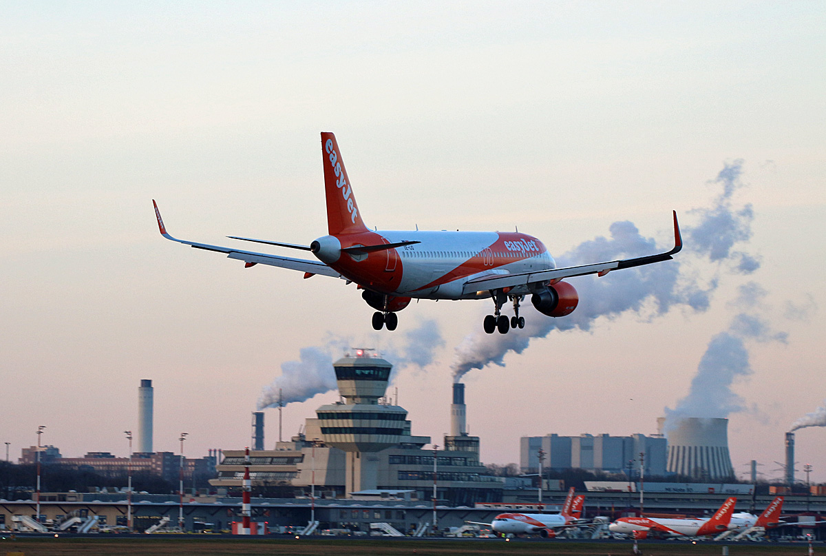 Easyjet Europe, Airbus A 320-214, OE-IJQ, TXL; 29.12.2019