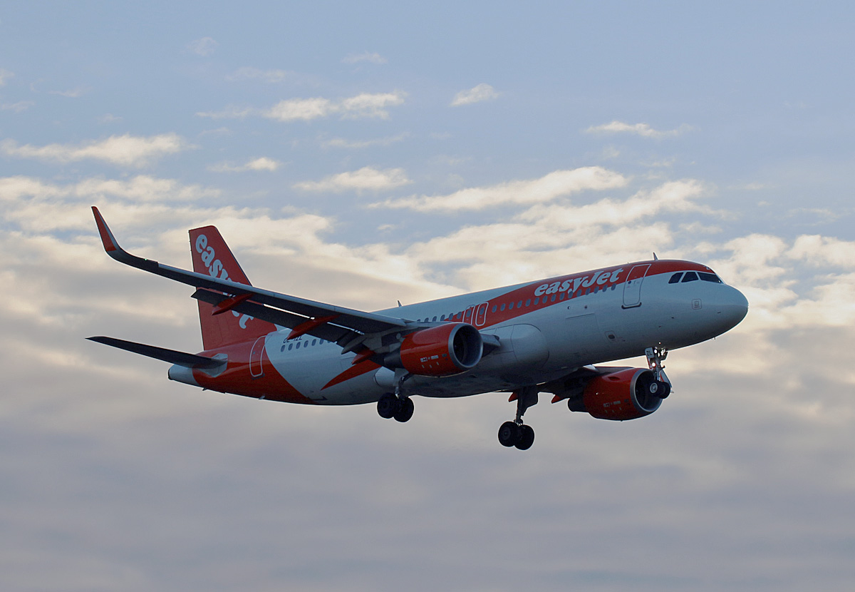Easyjet Europe, Airbus A 320-214, OE-IZL, TXL,29.12.2019