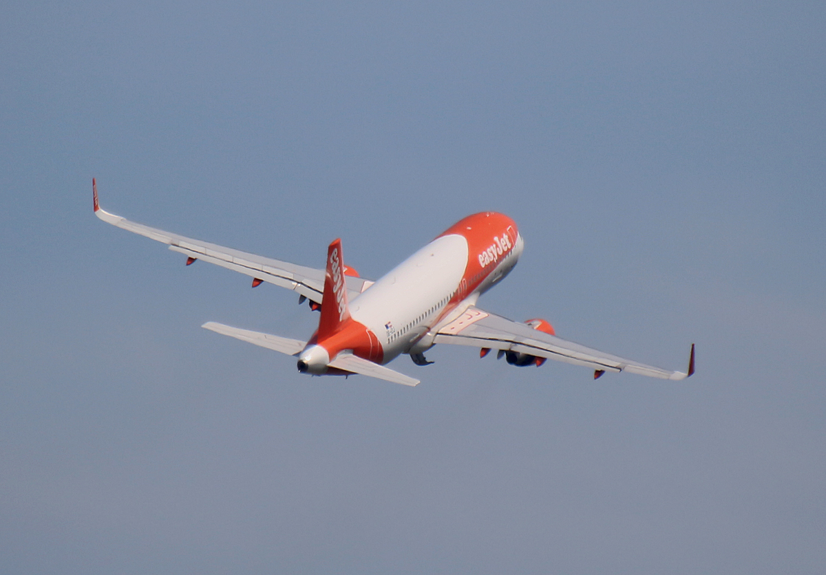 Easyjet Europe, Airbus A 320-214, OE-IZJ, BER ( K.-Kurve), 05.06.2021