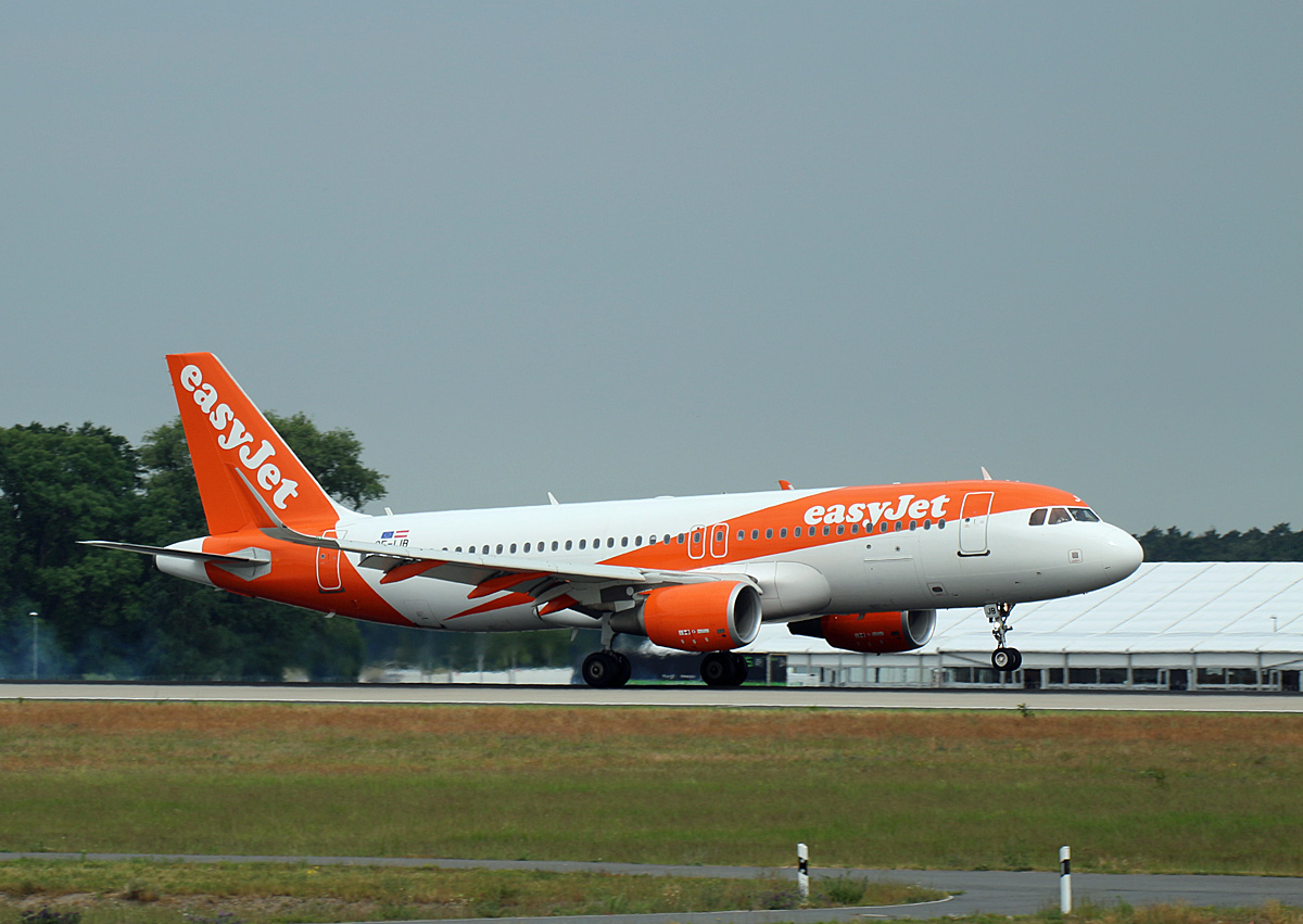 Easyjet Europe, Airbus A 320-214, OE-IJB, BER, 04.06.2022