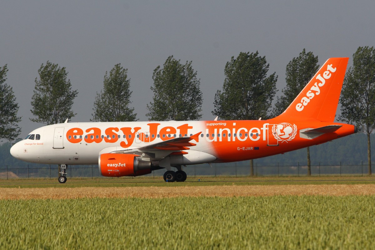 easyJet, G-EJAR, Airbus A319-111, 4.Juli 2015, AMS  Amsterdam, Netherlands. Mit UNICEF Bemalung.