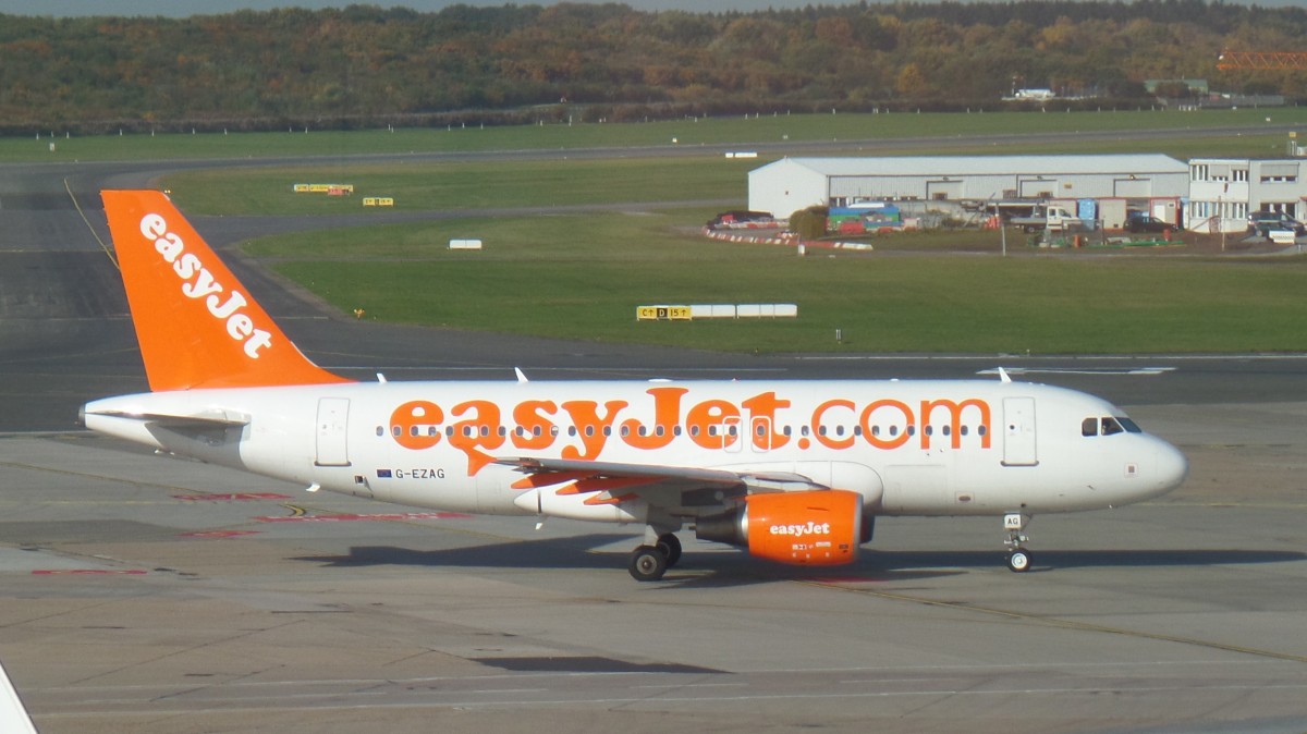 EasyJet, G-EZAG,   Airbus A319-100, zum Start rollend, 26.10.2015, HAM-EDDH
