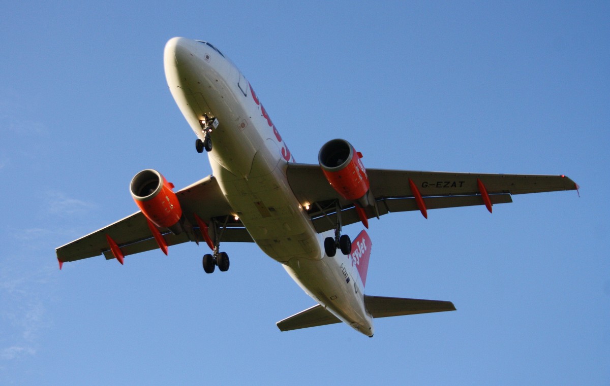 EasyJet, G-EZAT,(c/n 2782),Airbus A 319-111, 02.11.2014,HAM-EDDH, Hamburg, Germany 