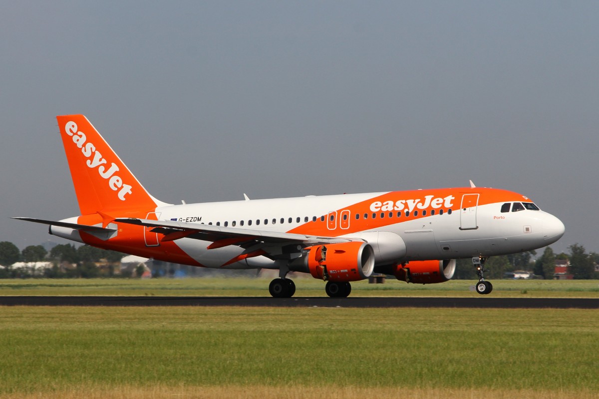 easyJet, G-EZDM Airbus A319-111, AMS  Amsterdam, Netherlands. Mit Sticker Porto.