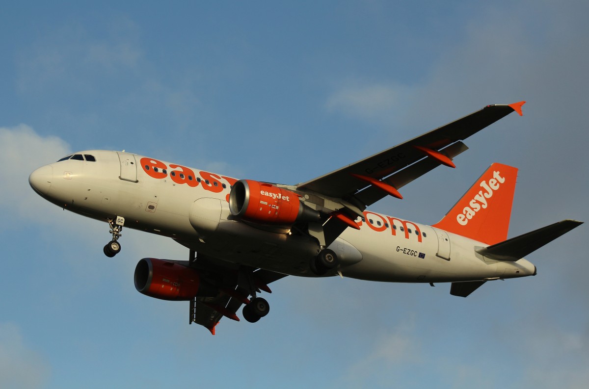 EasyJet, G-EZGC,(C/N 4444),Airbus A 319-111, 12.12.2015,HAM-EDDH, Hamburg, Germany 