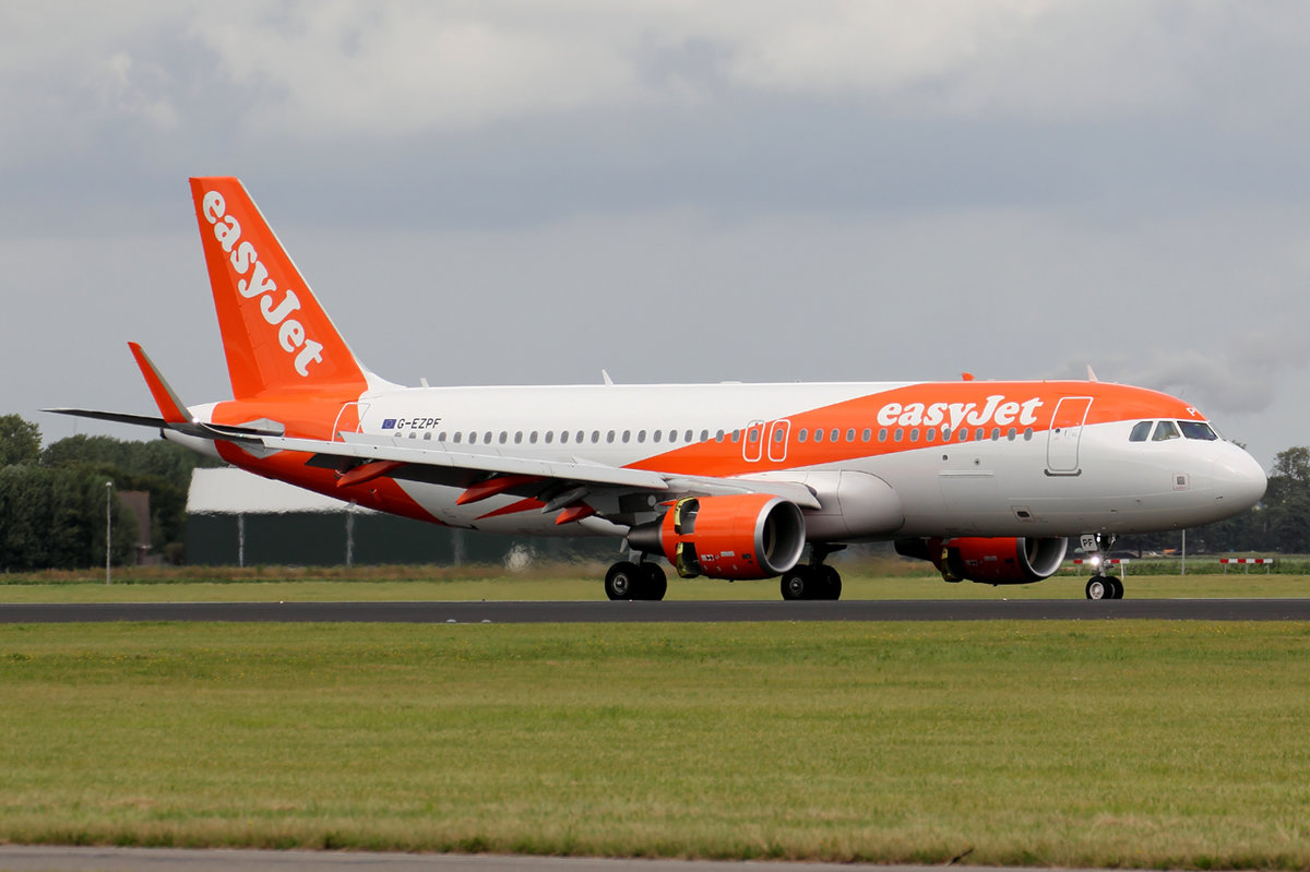 Easyjet G-EZPF nach der Landung in Amsterdam 21.8.2016