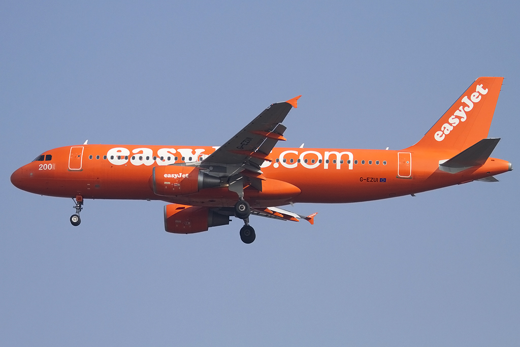 EasyJet, G-EZUI, Airbus, A320-214, 19.02.2015, MXP, Mailand, Italy 



