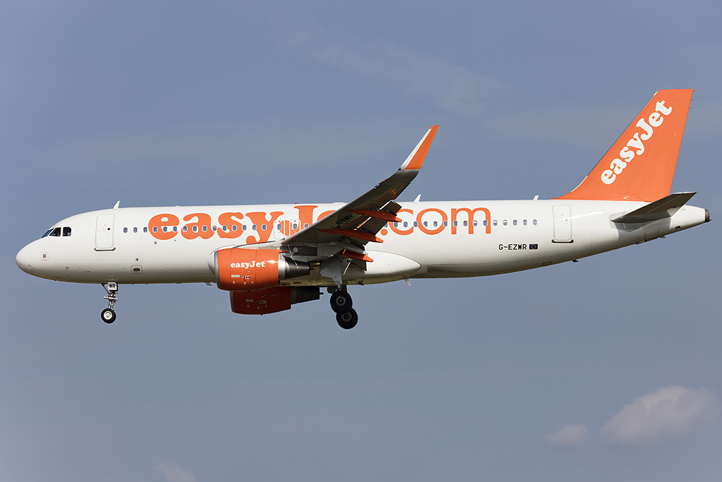 EasyJet, G-EZWR, Airbus, A320-214, 26.09.2015, BCN, Barcelona, Spain 



