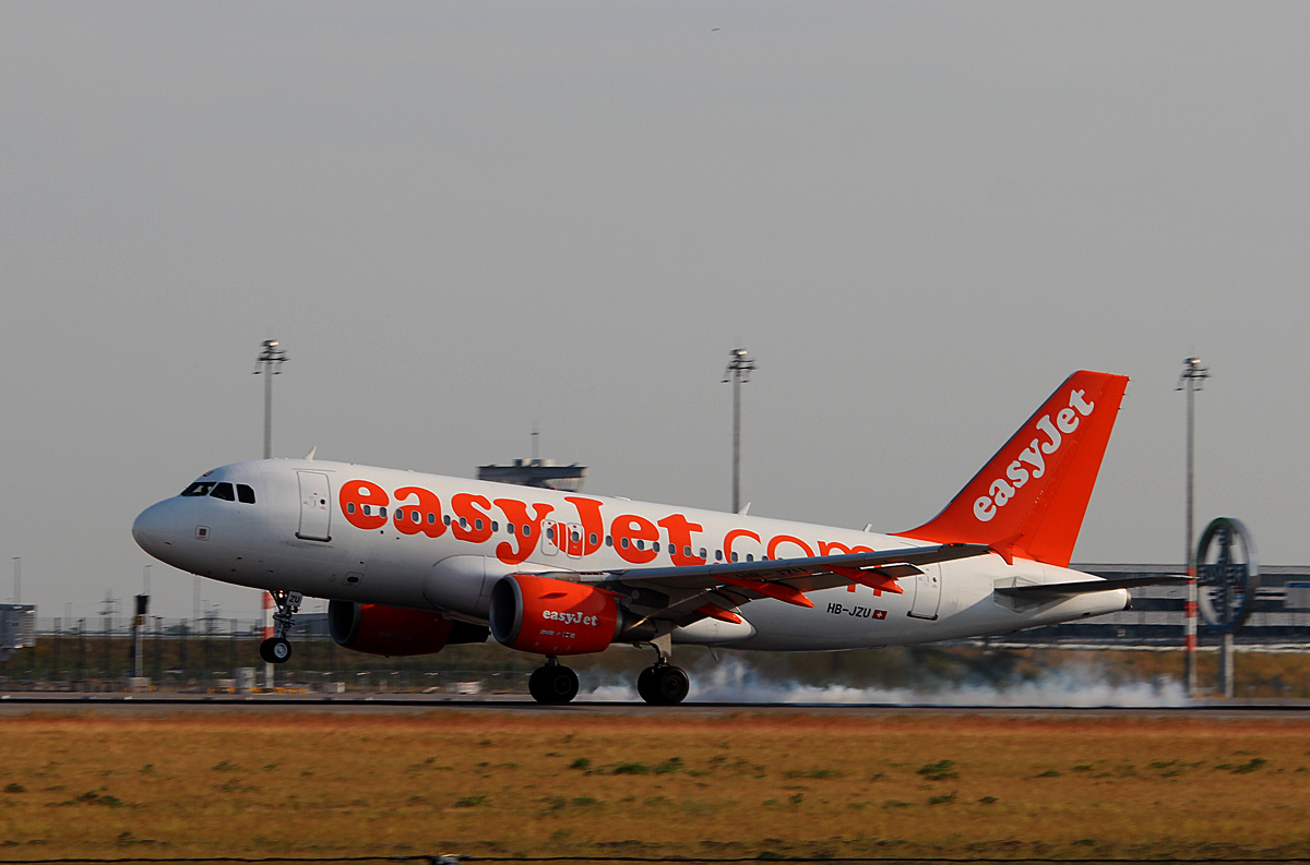 Easyjet Switzerland A 319-111 HB-JZU bei der Landung in Berlin-Schnefeld(BER) am 06.06.2015
