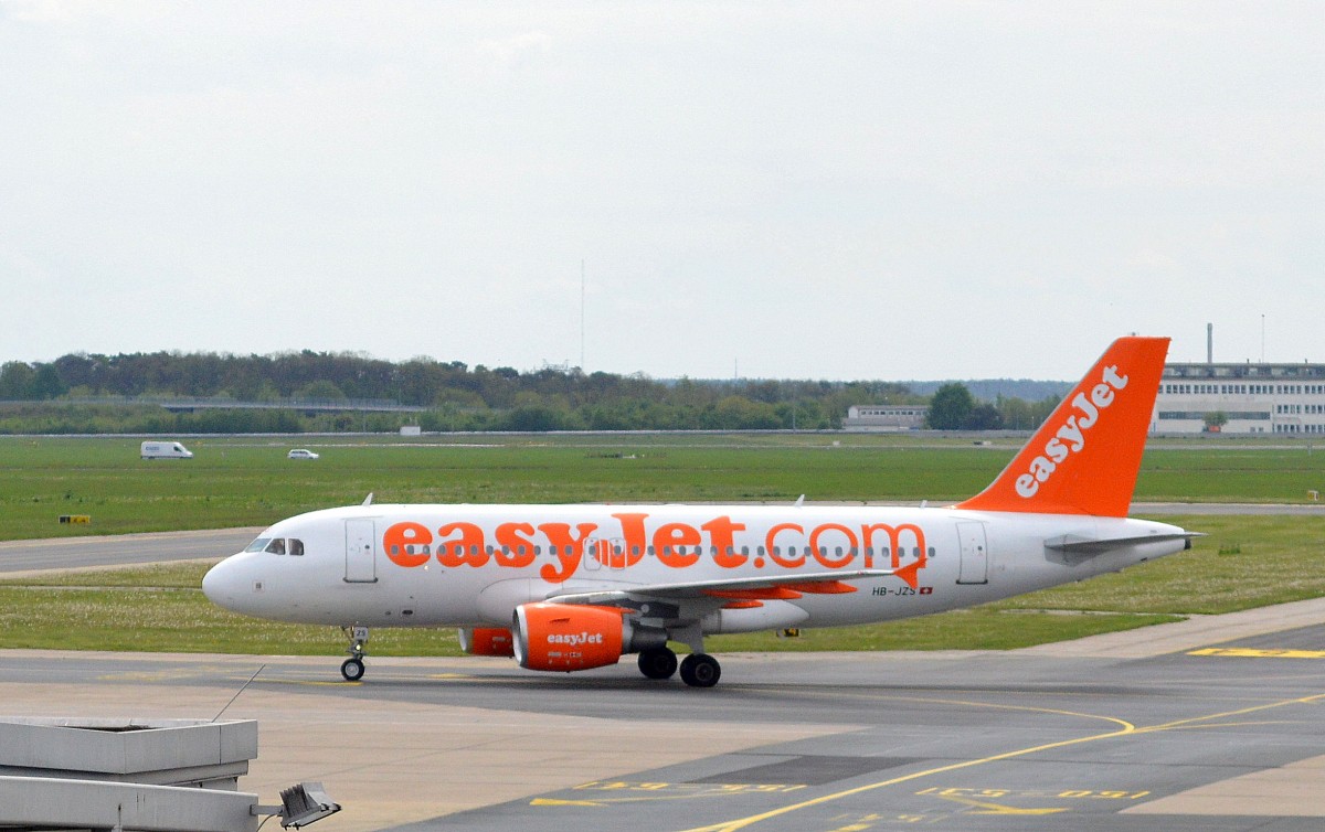 easyJet Switzerland mit Airbus A319-111 (HB-JZS) auf dem Weg zum Gate am 08.05.15 Flughafen Berlin-Schönefeld.