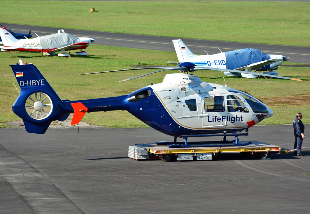 EC 135 P-2 von Life Flight, D-HBYE auf der Transportplattform in EDKB - 23.10.2015