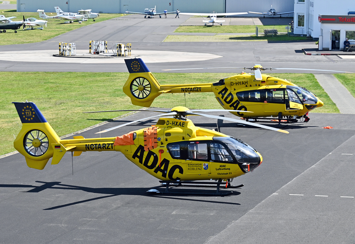 EC 135 P2, D-HXAE und H-145, D-HYAH, beide vom ADAC, vor der Werfthalle in EDKB - 03.05.2023