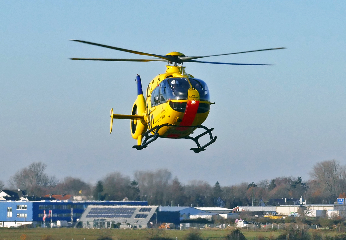 EC 135P-2 ADAC, D-HDEC im Anflug auf Bonn-Hangelar - 04.12.2019