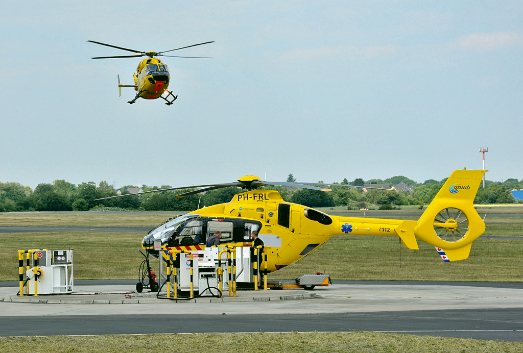 EC 135P-2  Ambulance Fryslan  (NL) PH-FRL und BK-117 ADAC im Anflug - EDKB 11.06.2015