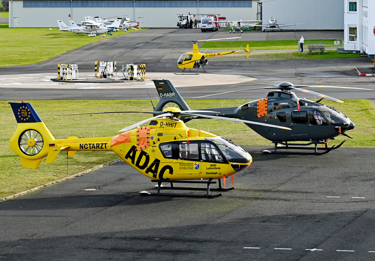 EC 135P-2 D-HHIT ADAC und H 135 D-HABR vor der ADAC-Werft und der R 22 D-HALW AirLloyd an der Tankstelle in EDKB - 10.01.2023