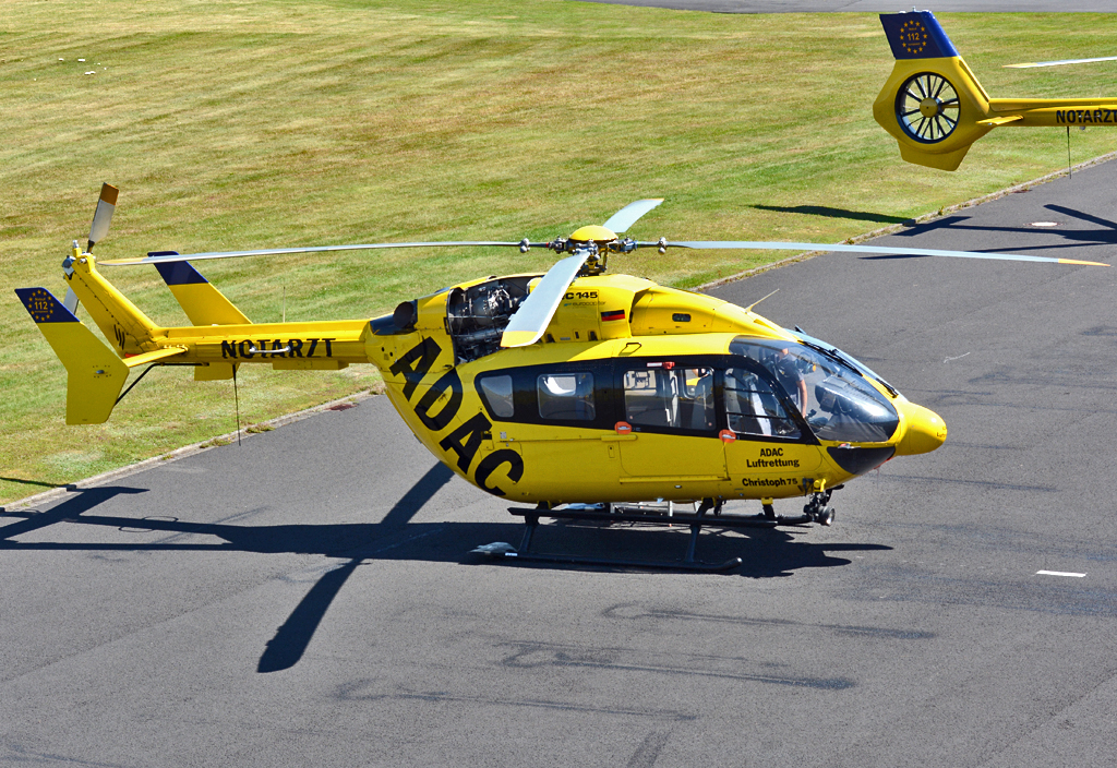 EC 145T-2 D-HDOM, ADAC Christoph 75, vor der Werfthalle des ADAC in Bonn-Hangelar - 17.08.2016