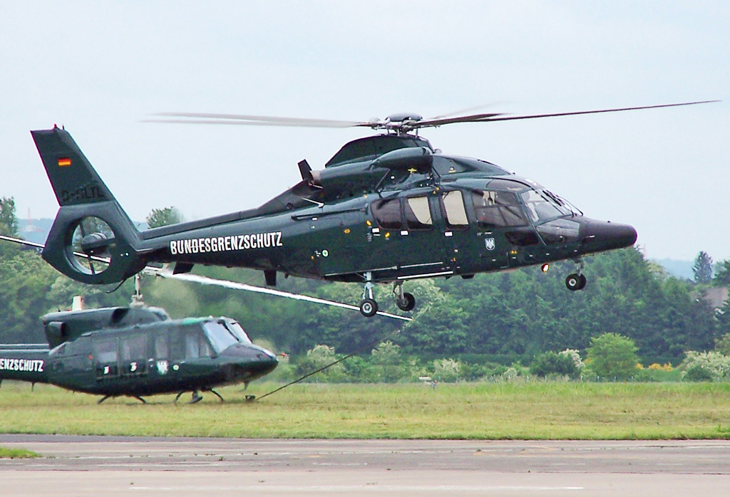 EC 155 B, D-HLTL, damals noch BGS - jetzt Bundespolizei, hovert in EDKB - 21.05.2005
