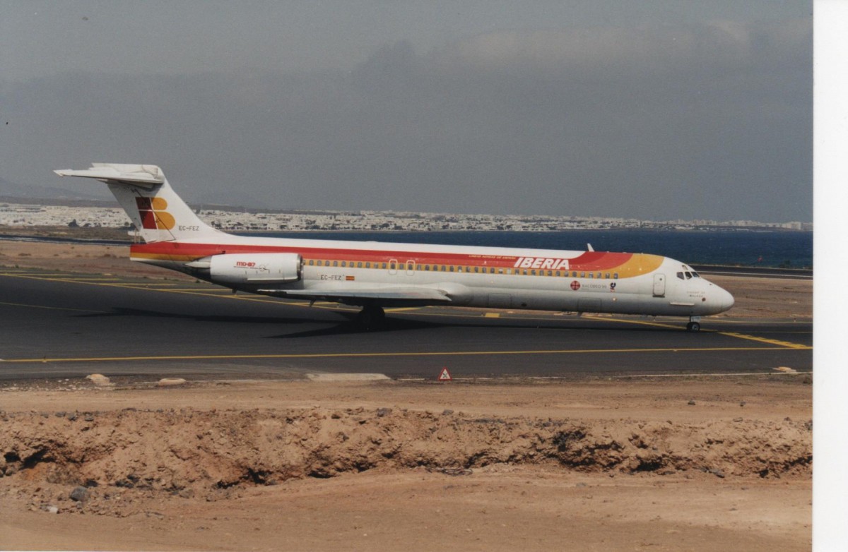 EC-FEZ, MD-87, MSN: 53207, LN: 1862, Iberia, Arrecife Lanzarote Airport, 17/04/1999.