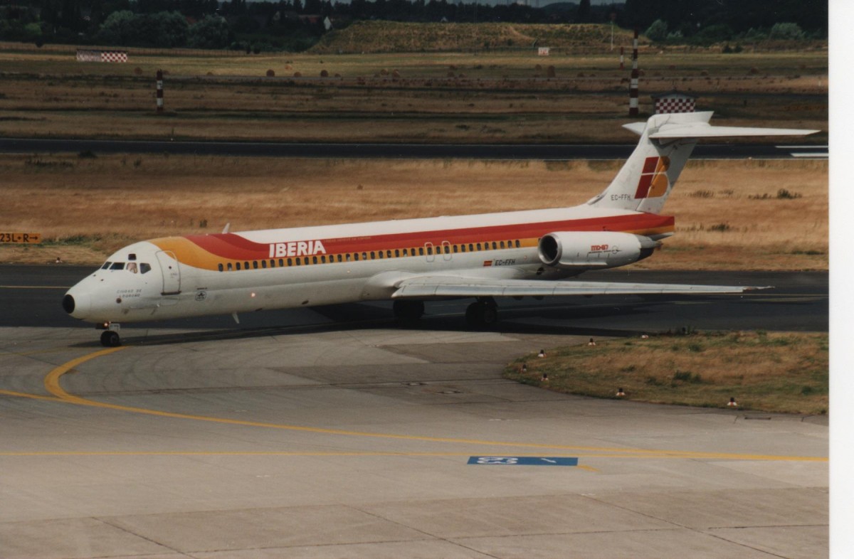 EC-FFH, MD-87, MSN: 53211, LN: 1874, Iberia, Dusseldorf Airport, xx/07/1995.