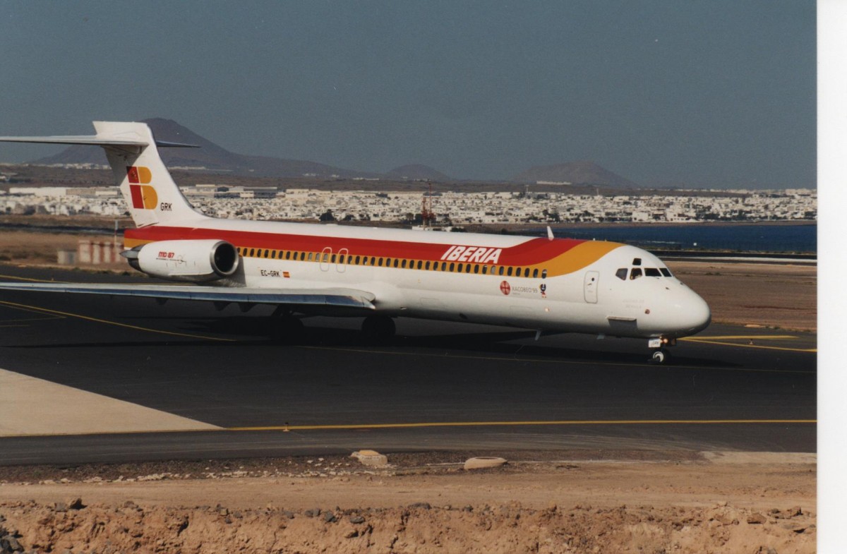 EC-GRK, MD-87, MSN: 49827, LN: 1654, Iberia, Arrecife Lanzarote Airport, 17/04/1999.