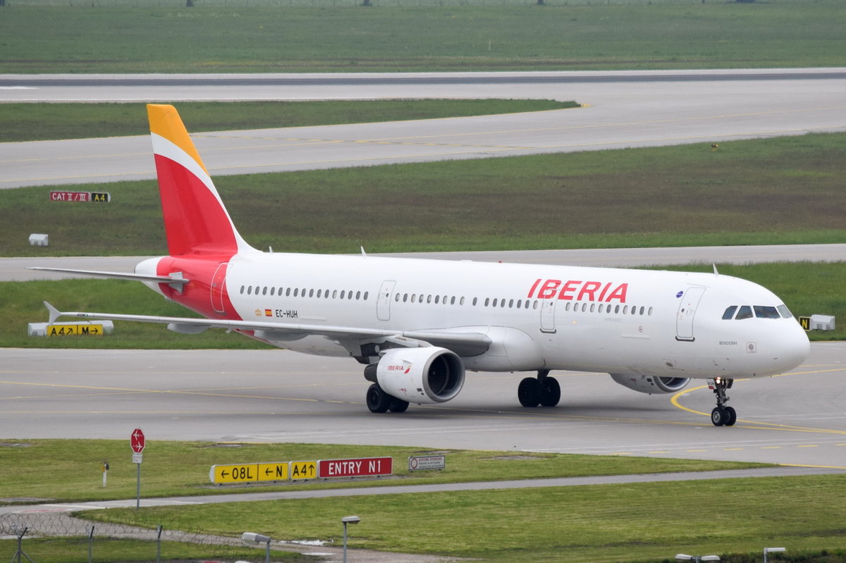 EC-HUH Iberia Airbus A321-212  zum Gate in München am 14.05.2016