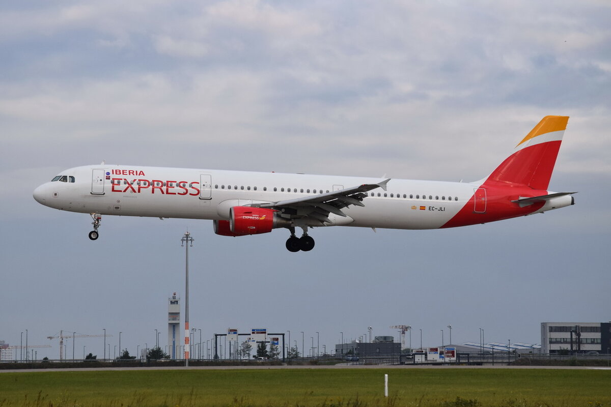 EC-JLI , Iberia Express , Airbus A321-213 , 17.10.2021 , Berlin-Brandenburg  Willy Brandt  , BER , 